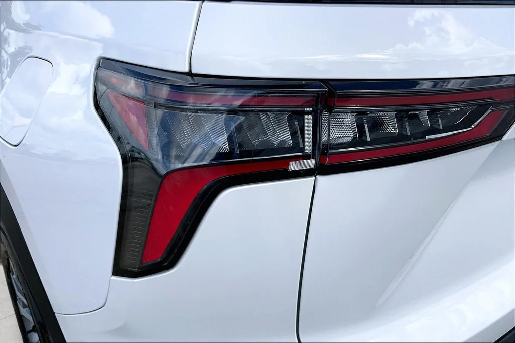 Used 2026 Summit White Chevrolet LT image 34