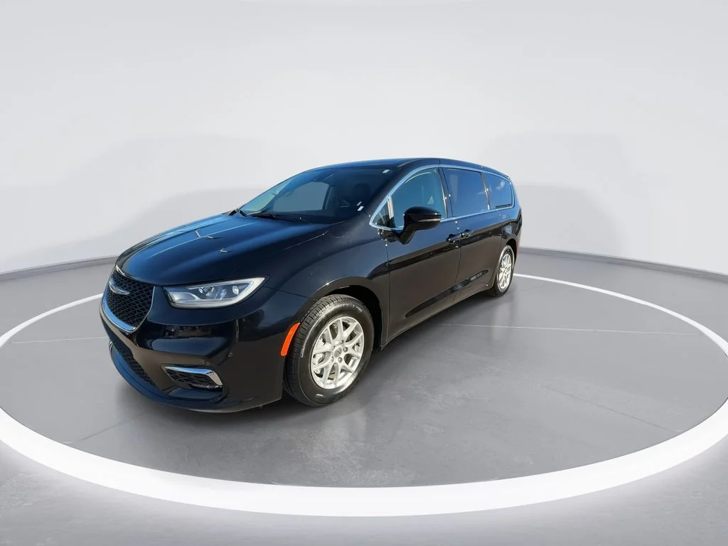 Used 2024 Black Chrysler Touring L image 4