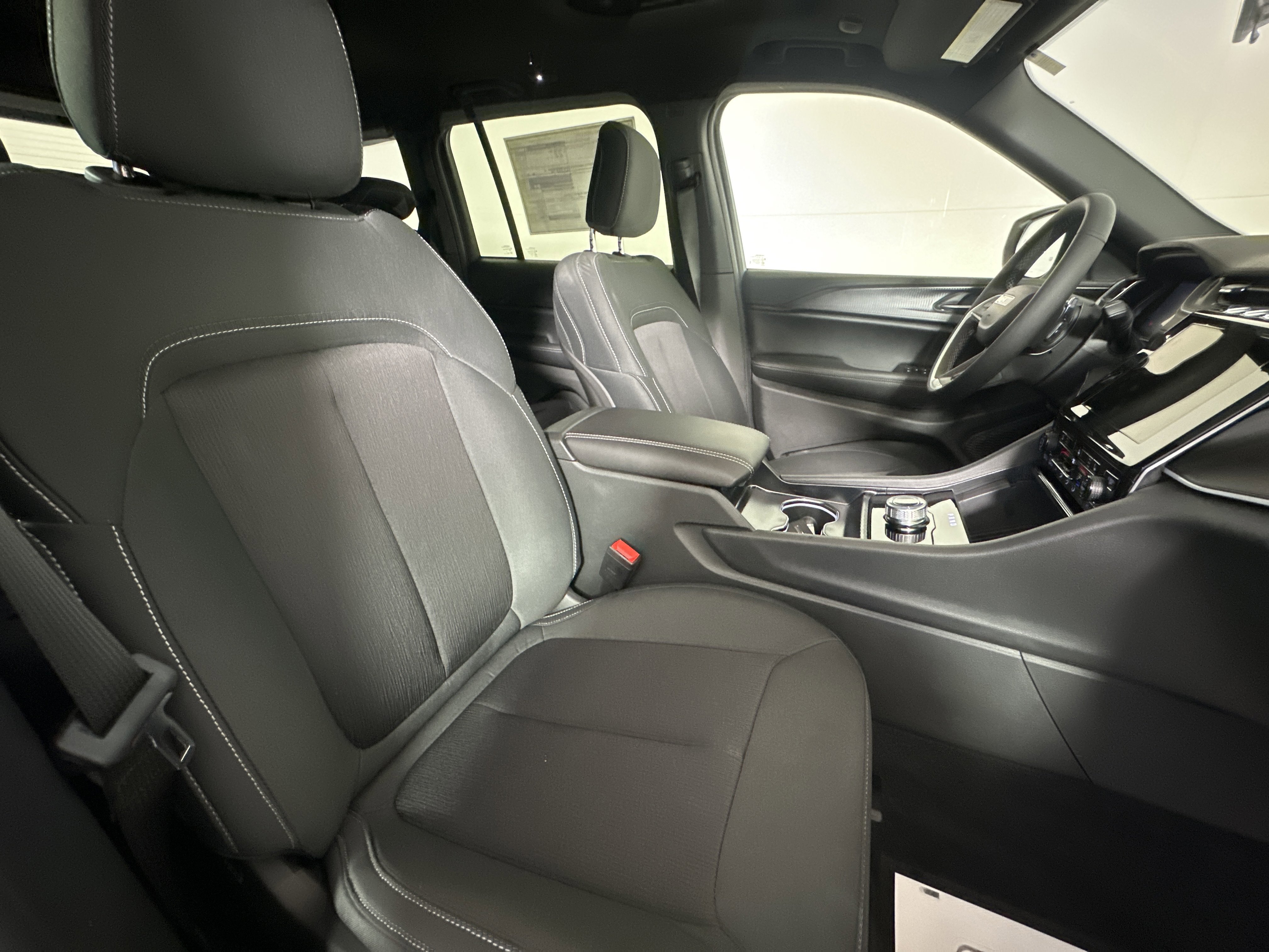 New 2026 Bright White Clear-Coat Exterior Paint Jeep Laredo X image 25