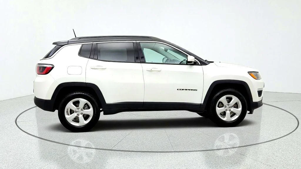 Used 2018 White Clearcoat Jeep Latitude 4x4 image 4