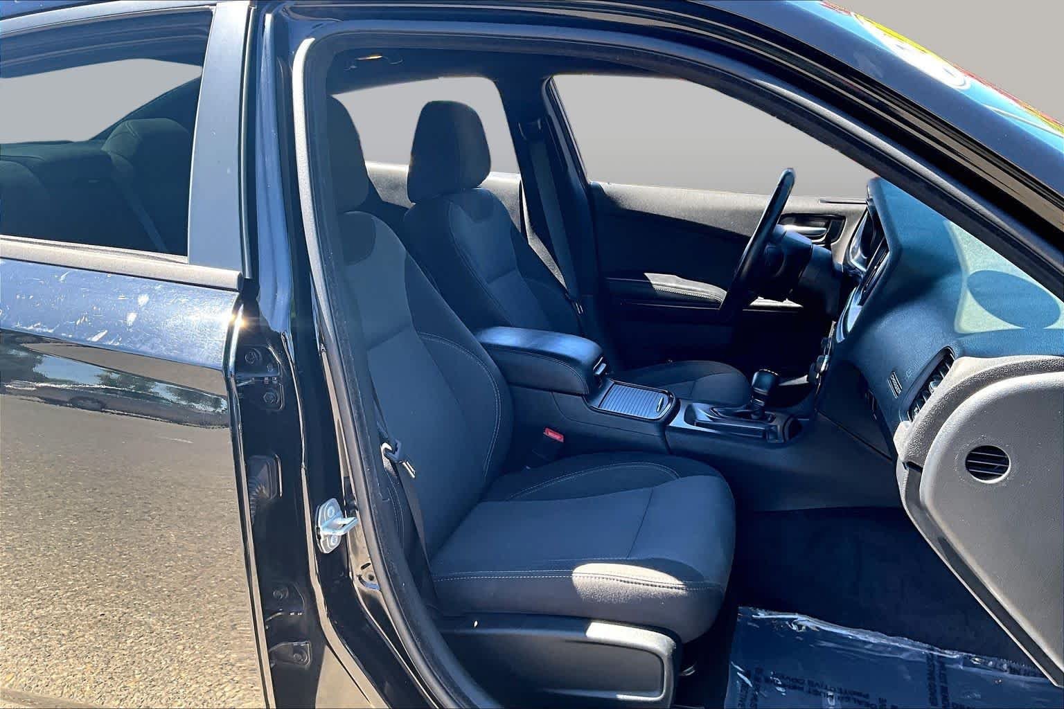 Used 2017 Pitch Black Clearcoat Dodge SE image 8