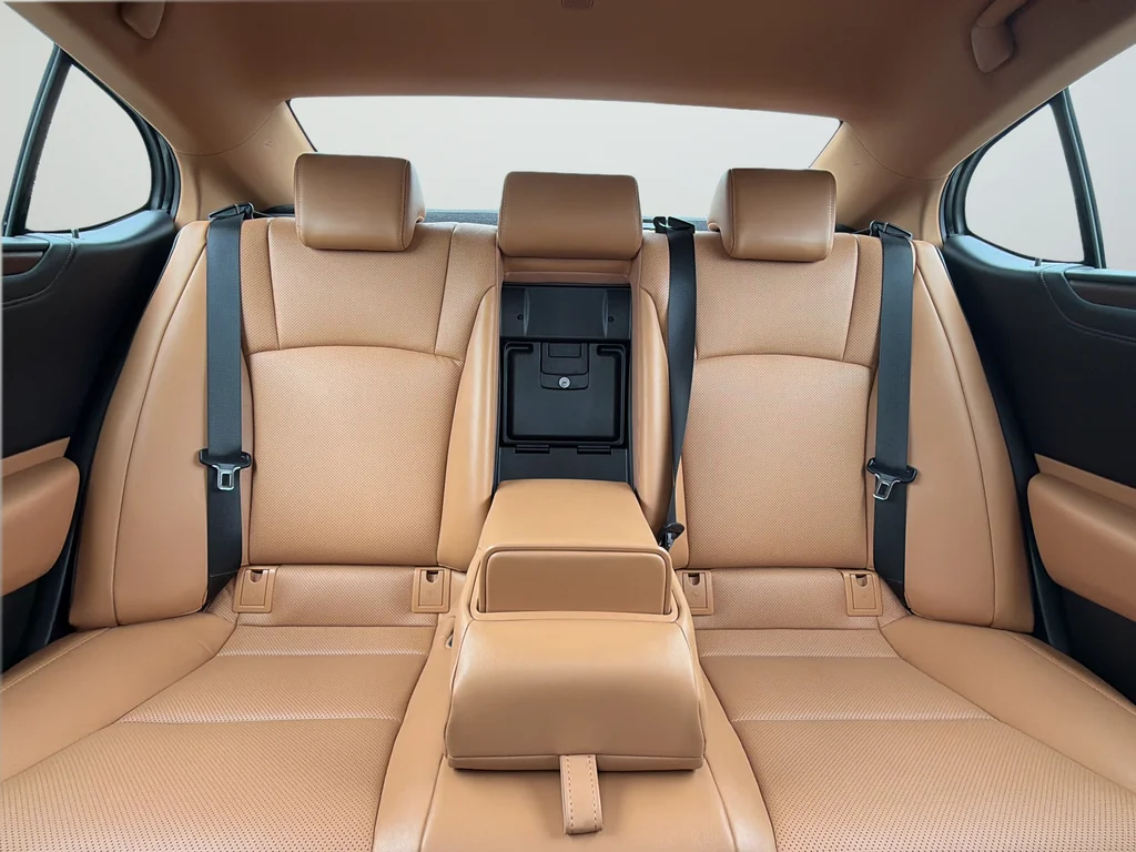 Used 2024 White Lexus 350 image 29