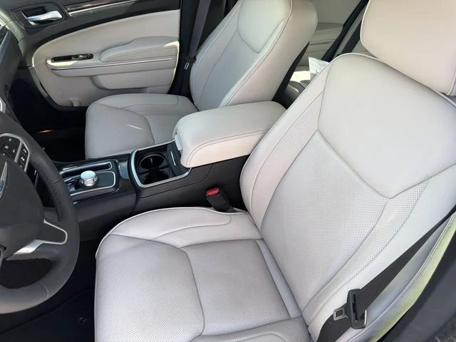 Used 2022 White Chrysler Touring image 18