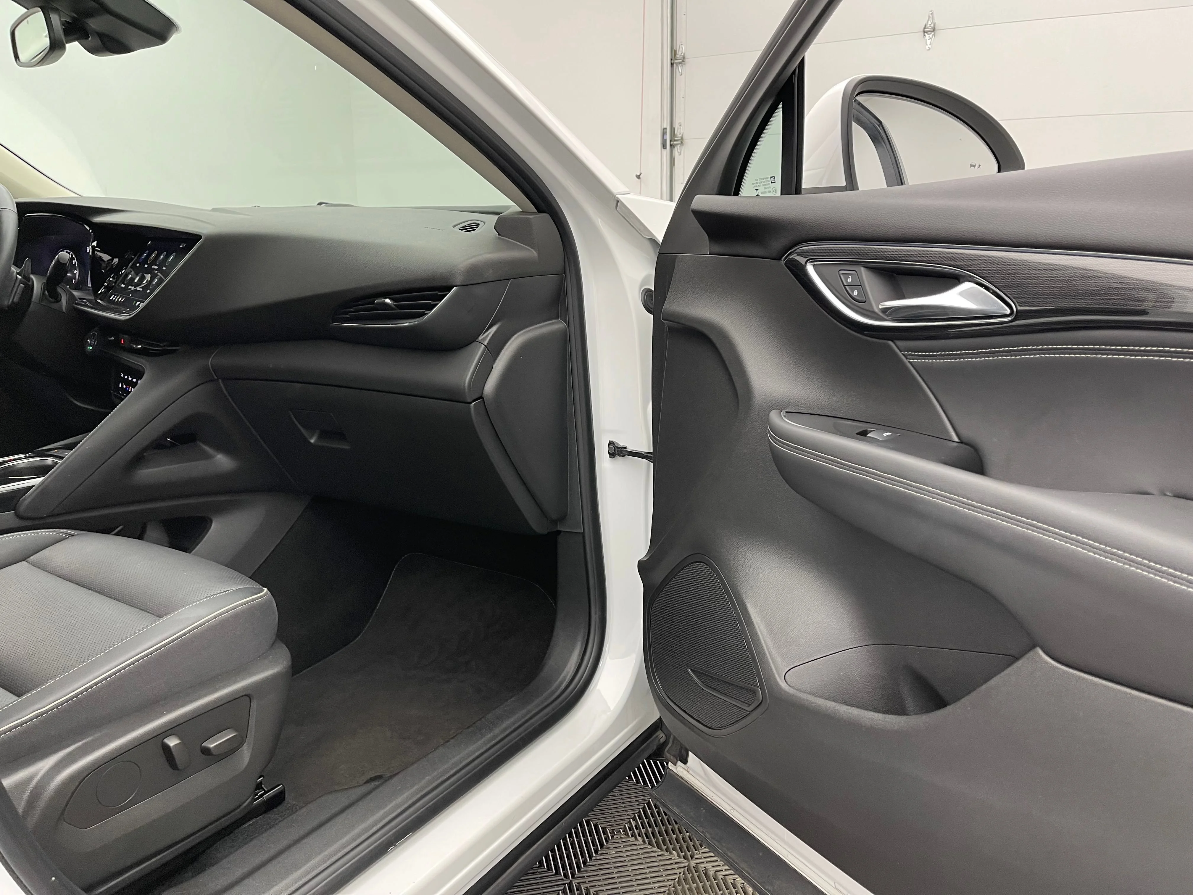 Used 2023 Summit White Buick Essence image 31