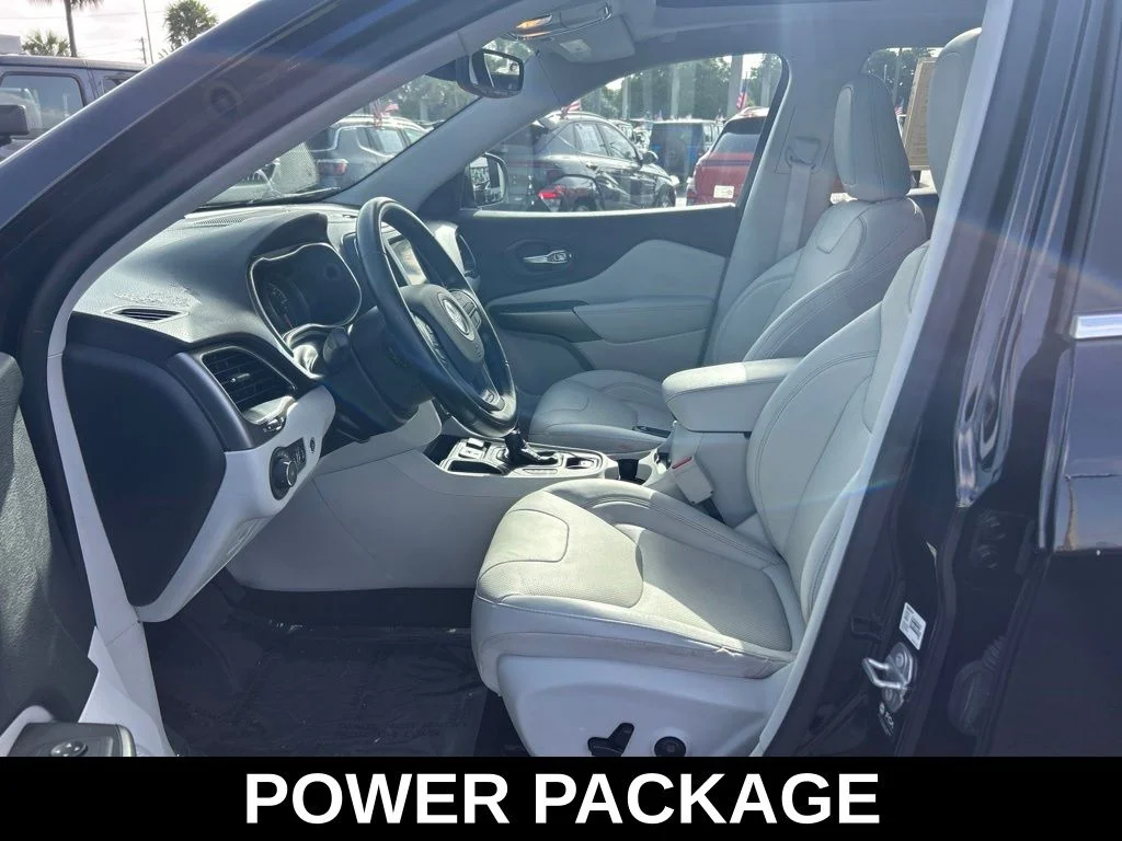 Certified Used 2021 Black Jeep Latitude Lux image 10