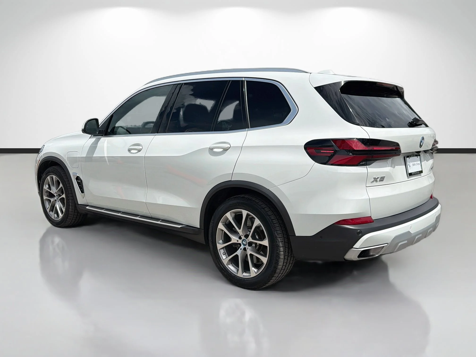 Used 2024 Alpine White BMW xDrive50e image 5