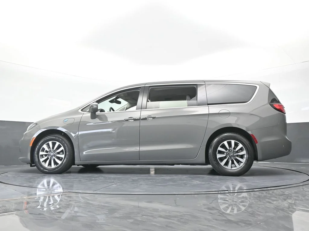 Used 2022 Ceramic Gray Clearcoat Chrysler Touring L image 61