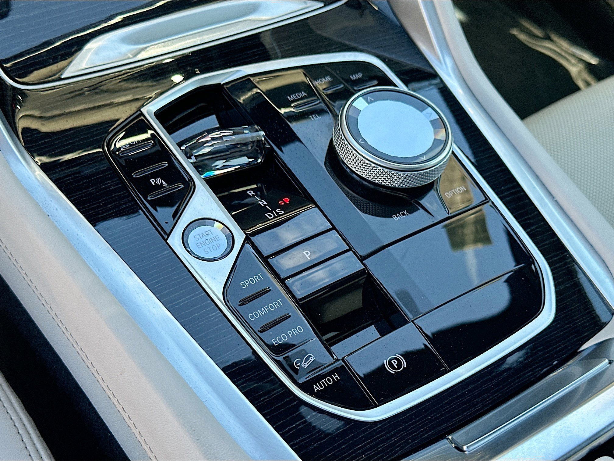Used 2026 White Metallic BMW M60i image 15