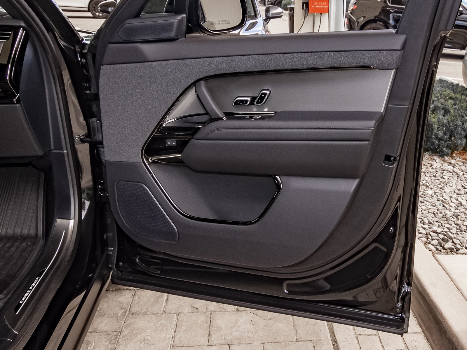 New 2026 Santorini Black Land Rover SE image 41