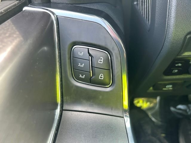Used 2025 White Metallic Ford Platinum image 36