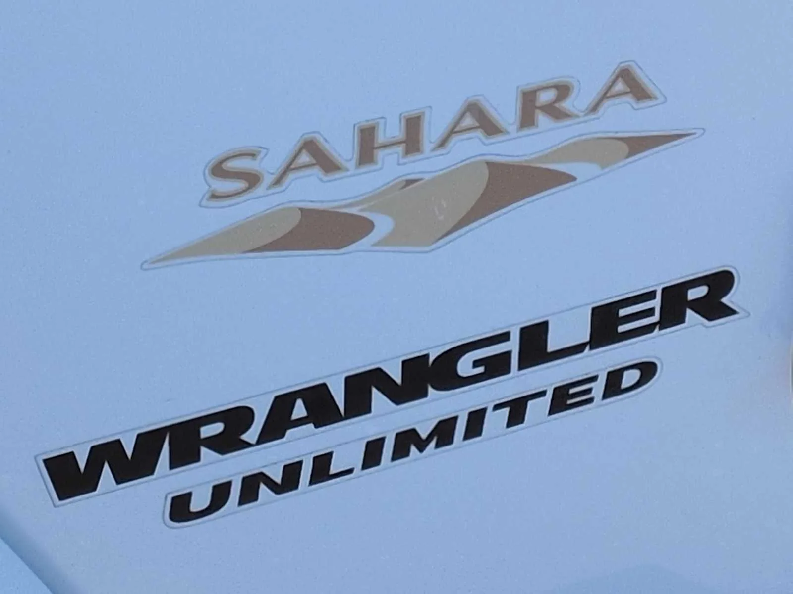 Used 2014 Bright White Clearcoat Jeep Sahara image 12