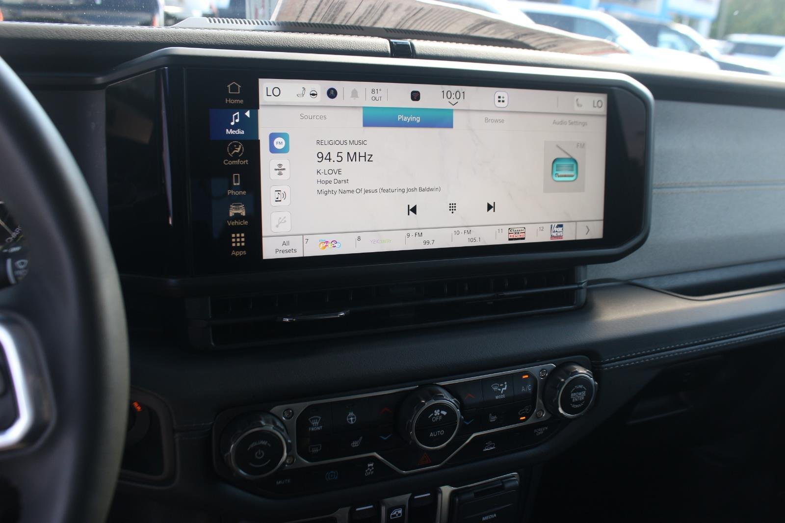 Used 2024  Jeep Sahara image 20