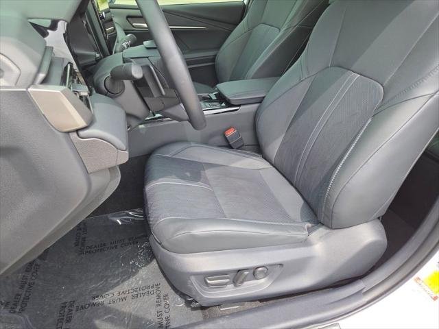 Certified Used 2025 WIND CHILL PEARL Toyota  image 6