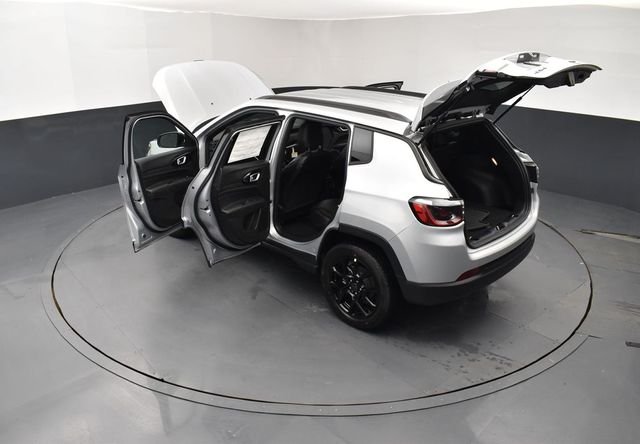 New 2026 Silver Zynith Metallic Clearcoat Jeep Latitude image 27