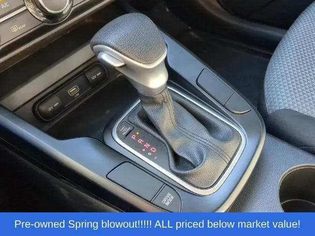 Used 2022 White Kia LX image 32
