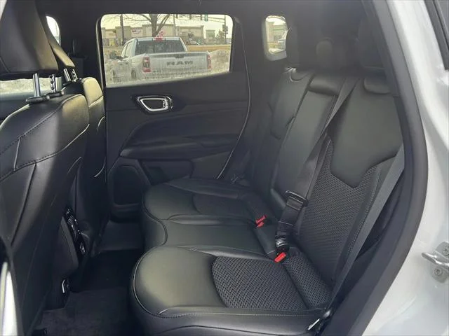 New 2026 Bright White Clearcoat Jeep Latitude image 18
