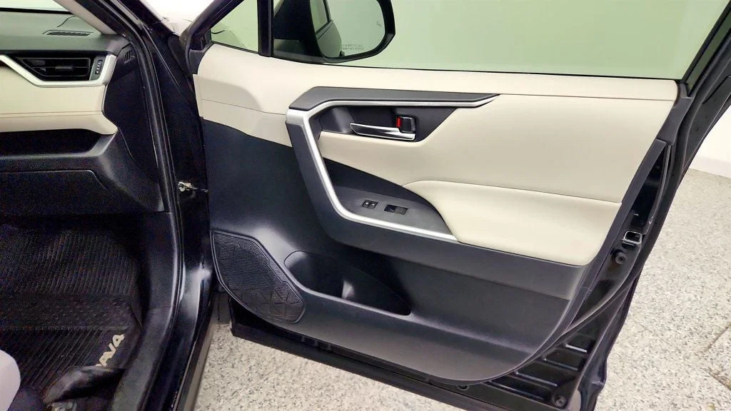 Used 2019 Midnight Black Metallic Toyota XLE AWD image 26