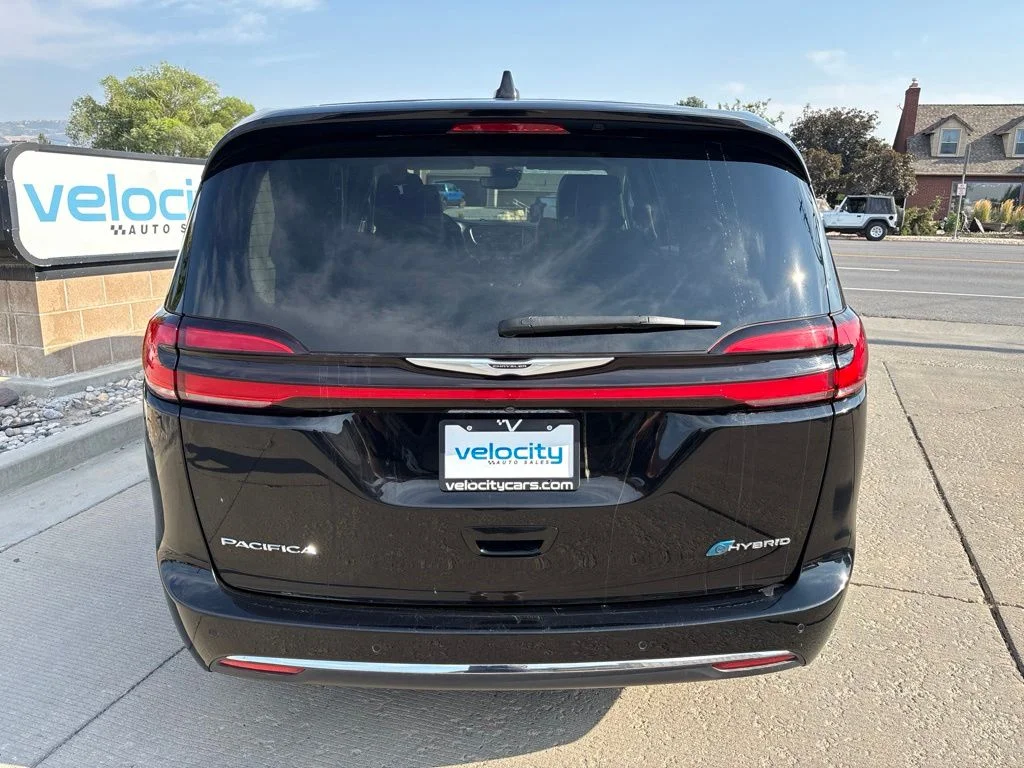Used 2024 Black Chrysler Select image 5