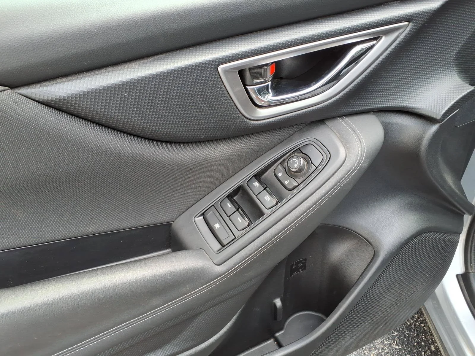 Used 2022 Ice Silver Metallic Subaru Premium image 11