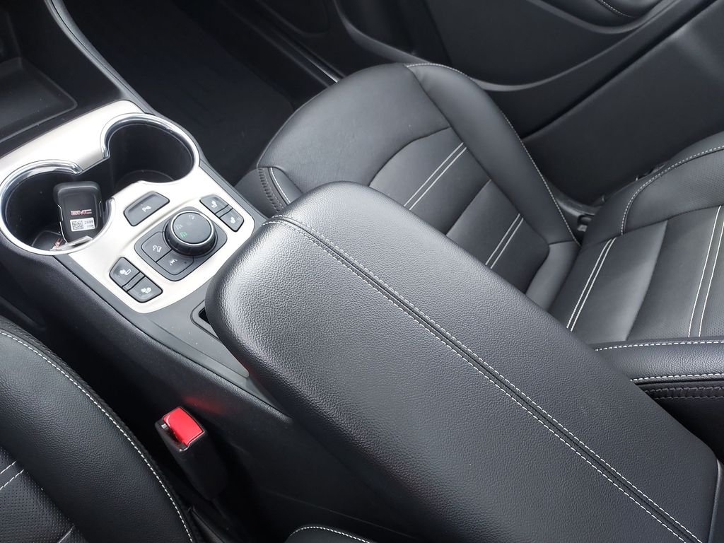 Used 2022 White GMC Denali image 26