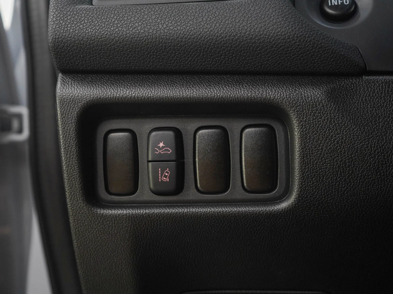 Used 2025 White Mitsubishi S image 23