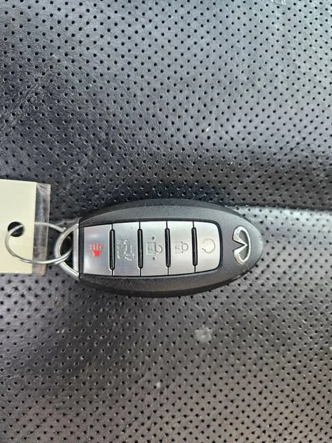 Used 2019 White INFINITI LUXE image 29