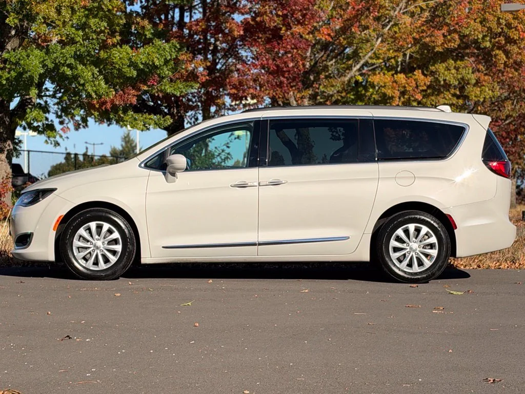 Used 2017 Tusk White Chrysler Touring L image 4