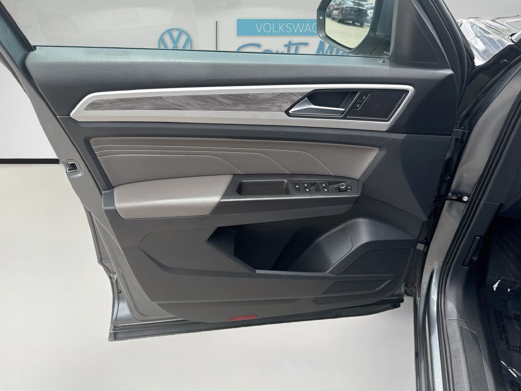 Used 2023  Volkswagen 2.0T SE image 19