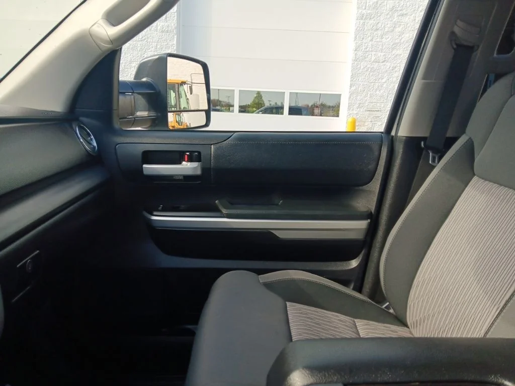 Used 2016 Silver Sky Metallic Toyota SR5 image 24