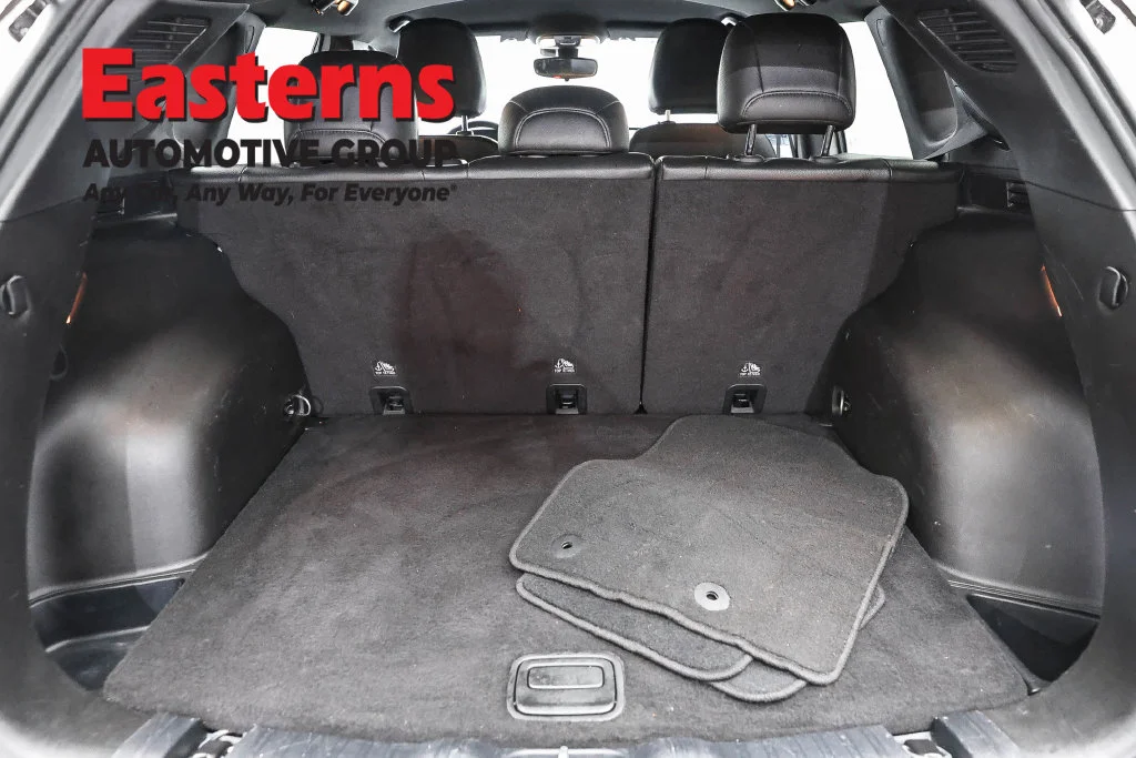 Used 2024 White Jeep Latitude image 9
