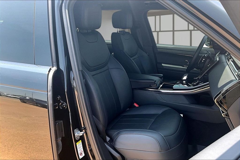 Used 2023 Santorini Black Metallic Land Rover SE Dynamic image 7