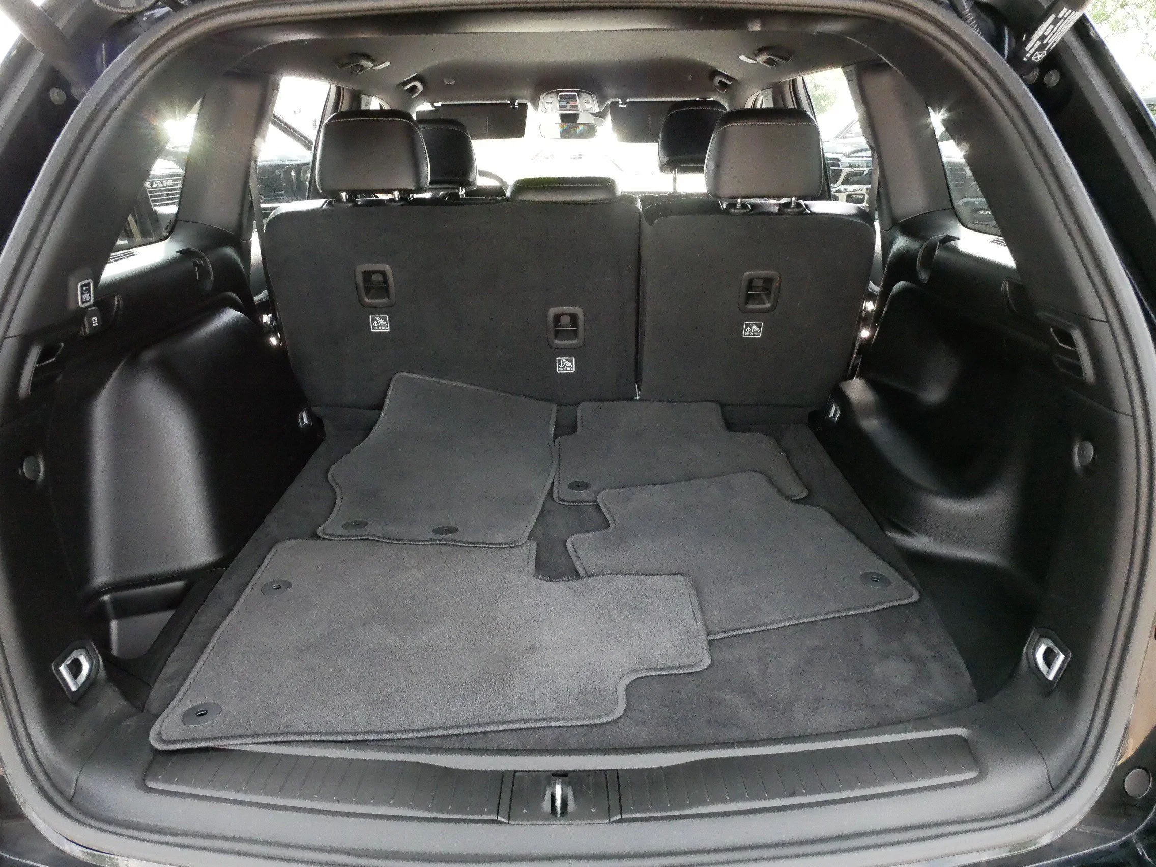 Used 2025 Diamond Black Crystal Pearlcoat Jeep Limited image 18
