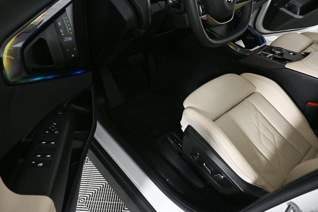 Used 2025 Mineral White Metallic BMW 30 xDrive image 5