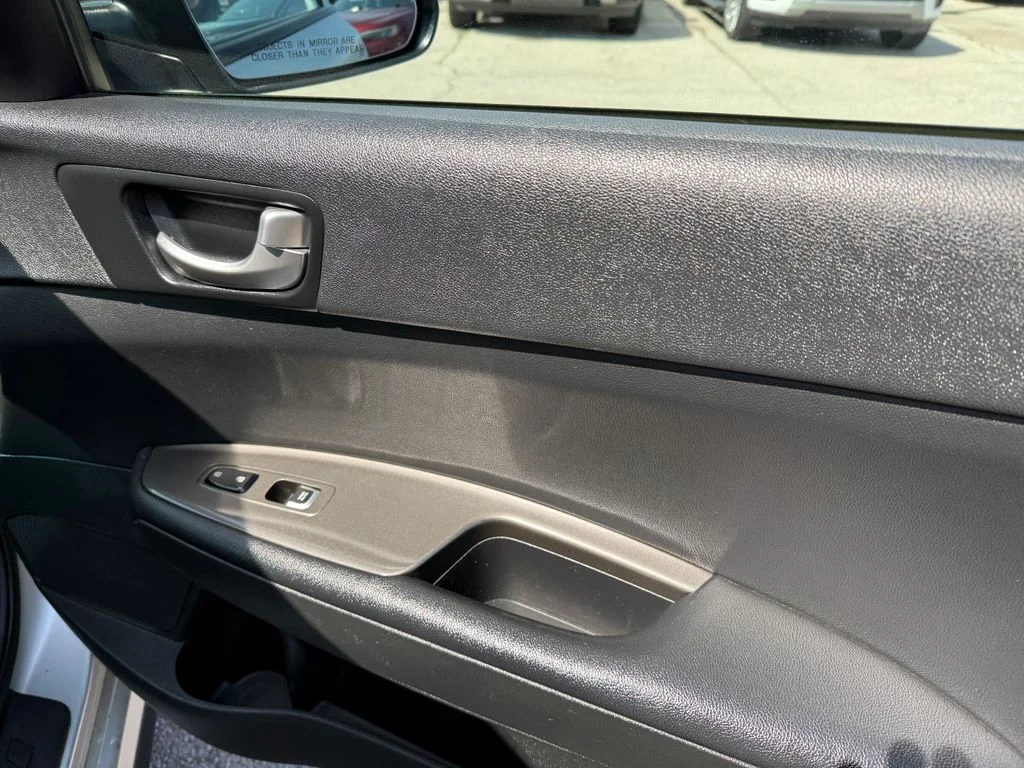 Used 2020 Silver Kia SE image 14