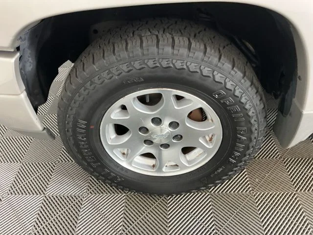 Used 2004 Silver Birch Metallic Chevrolet Z71 image 27