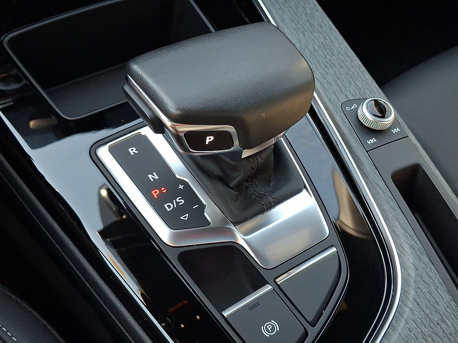 Used 2024 Daytona Gray Pearl Effect   6Y6y Audi S line Premium image 15