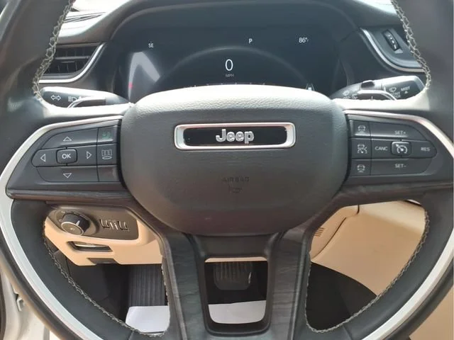 Used 2023  Jeep Limited image 14