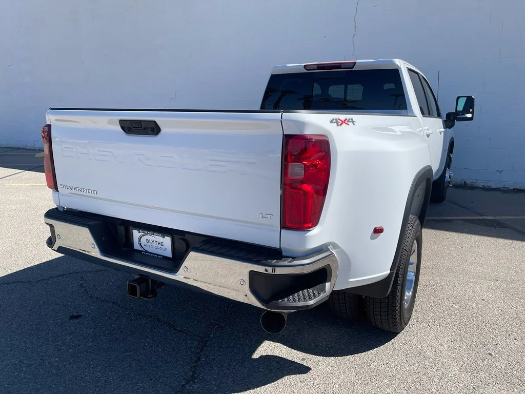New 2026 Summit White Chevrolet LT DRW image 7