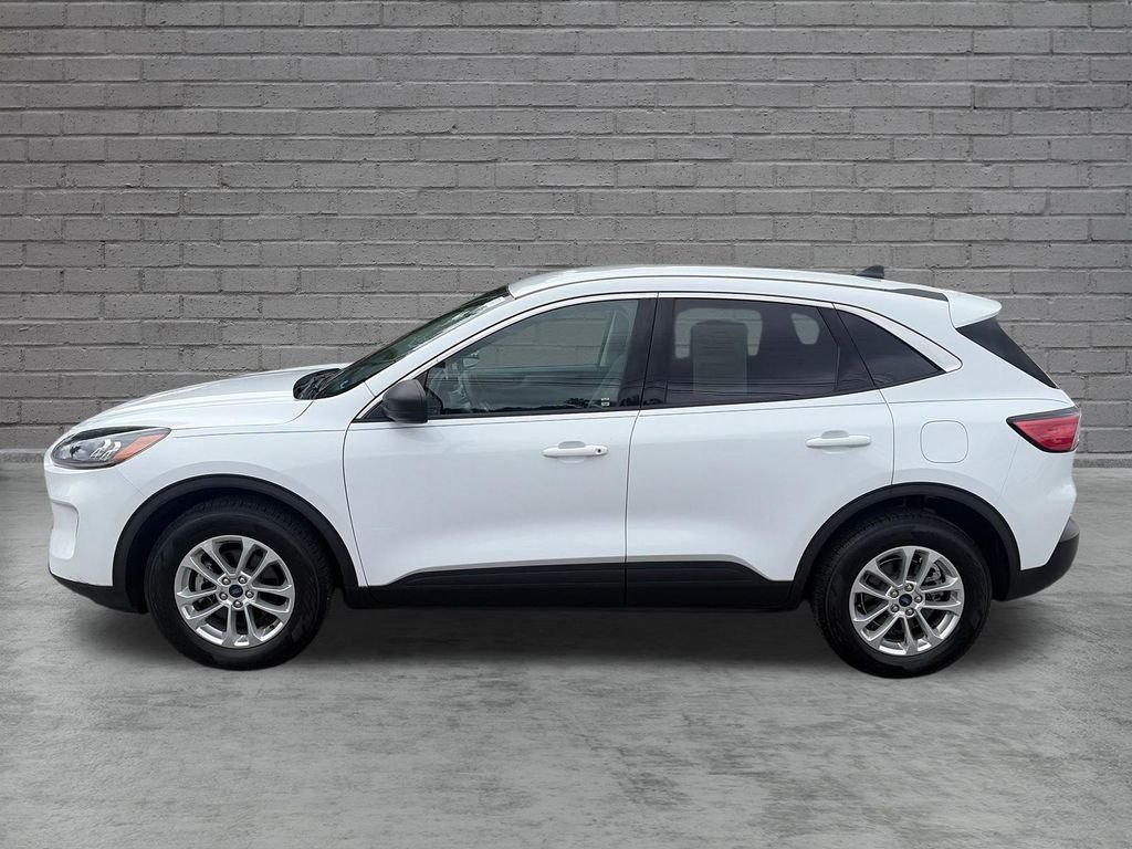 Used 2022 White Ford SE image 3