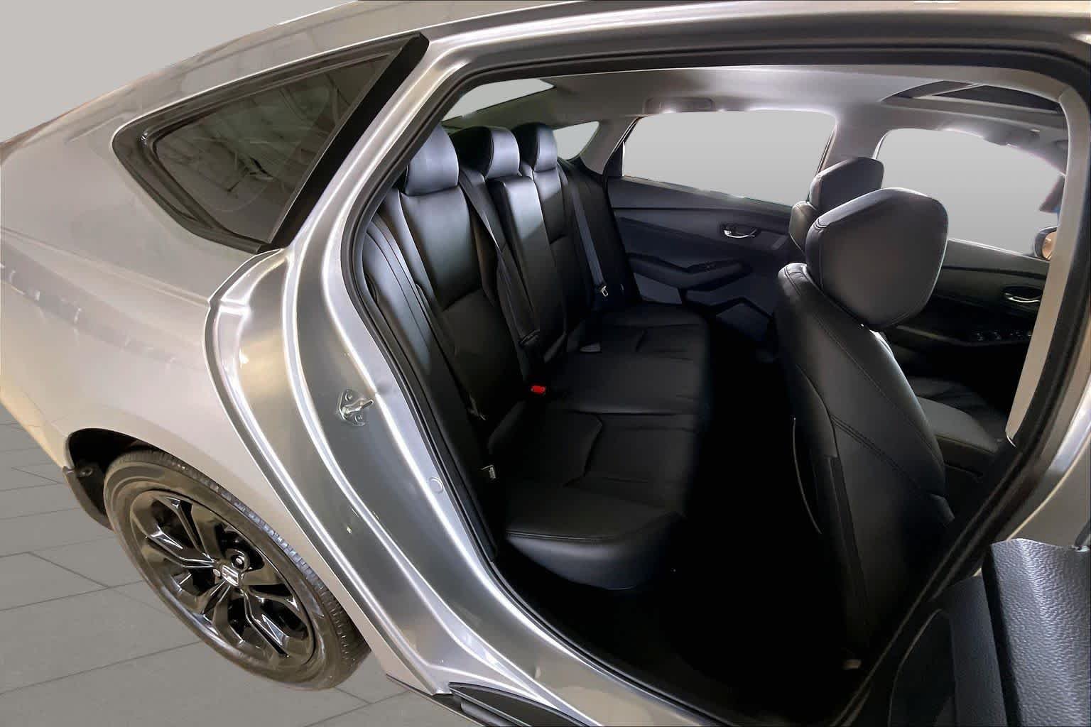 Used 2025 Solar Silver Metallic Honda SE image 18