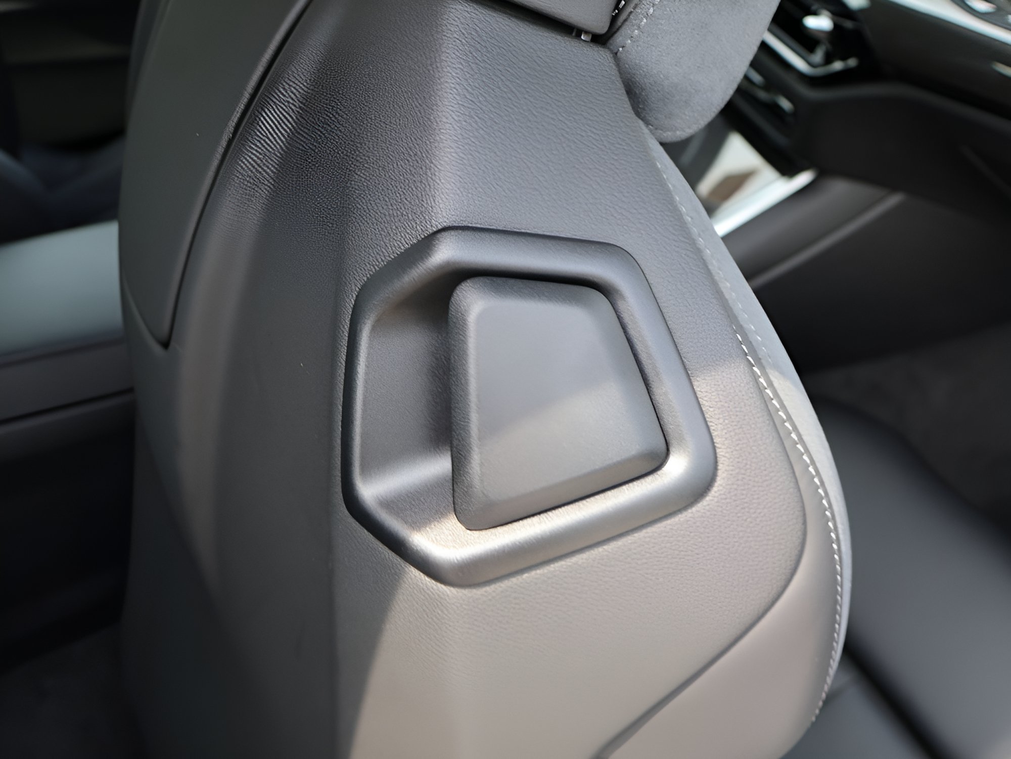 Used 2026 Brooklyn Gray Metallic BMW Competition image 9