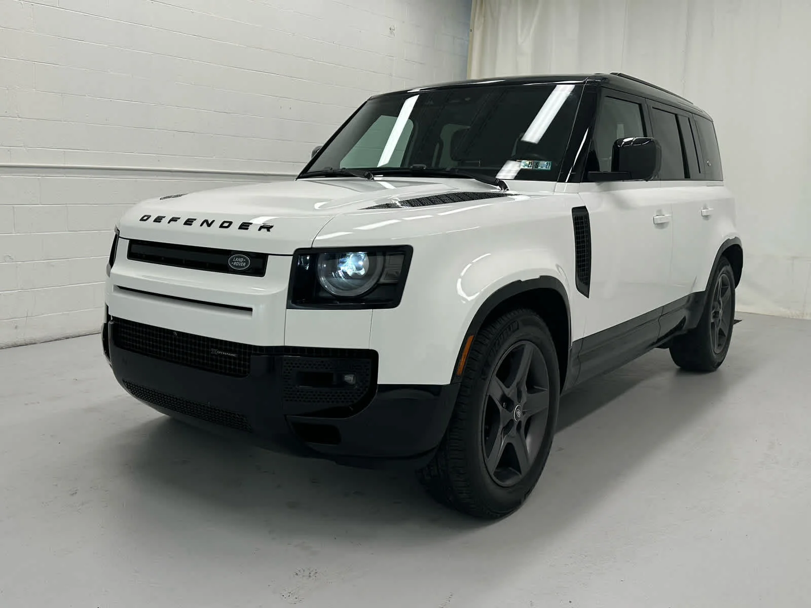 Used 2023 Fuji White Land Rover X-Dynamic SE image 4