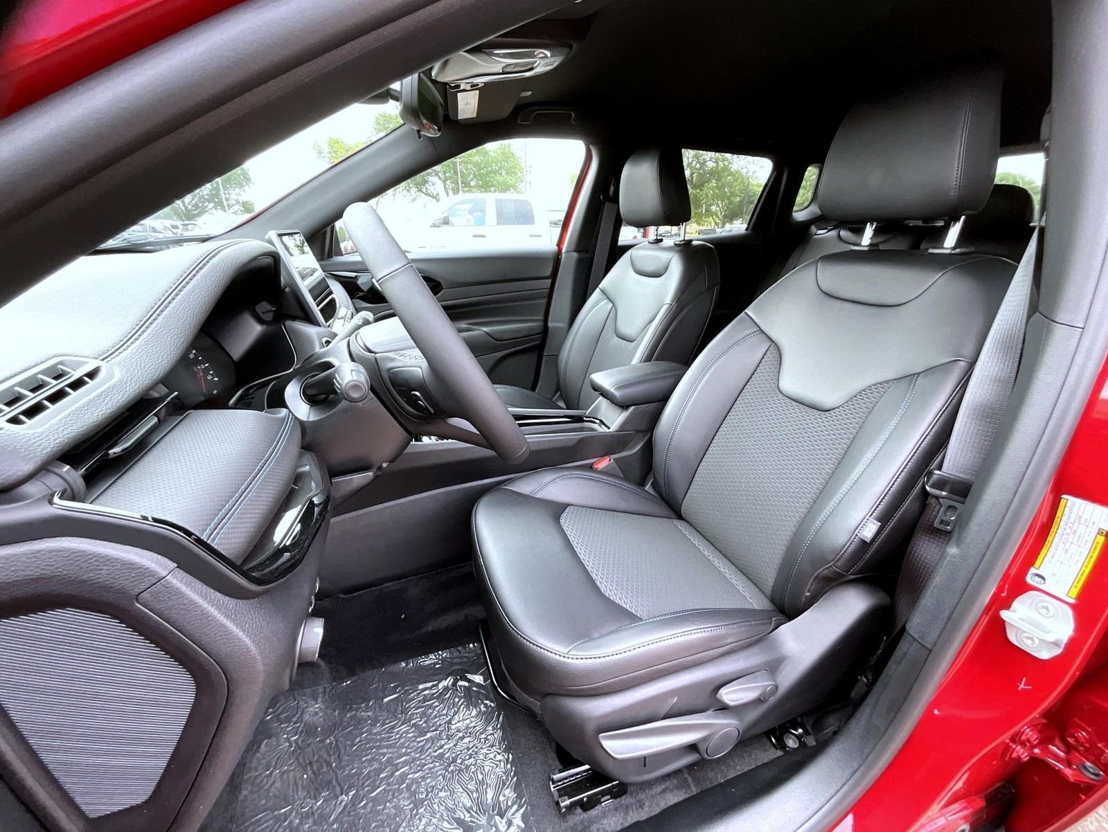 New 2026 Red Hot Pearl-Coat Exterior Paint Jeep Latitude image 11