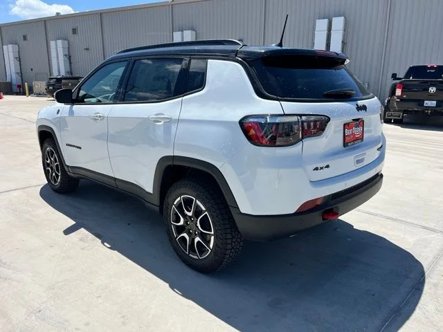 New 2026 Bright White Clear-Coat Exterior Paint Jeep Trailhawk image 5