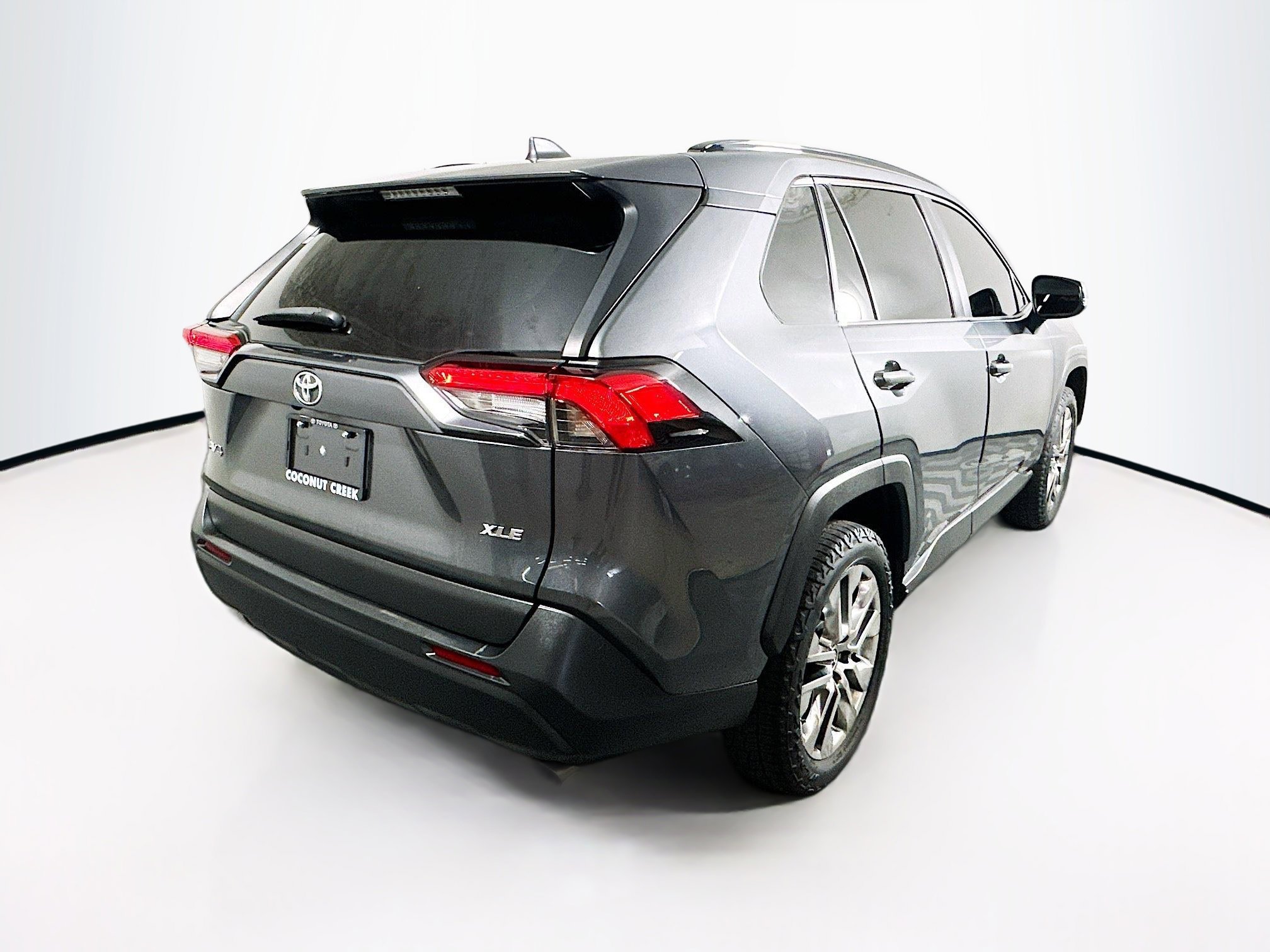 Used 2021 Magnetic Gray Metallic Toyota XLE Premium image 3