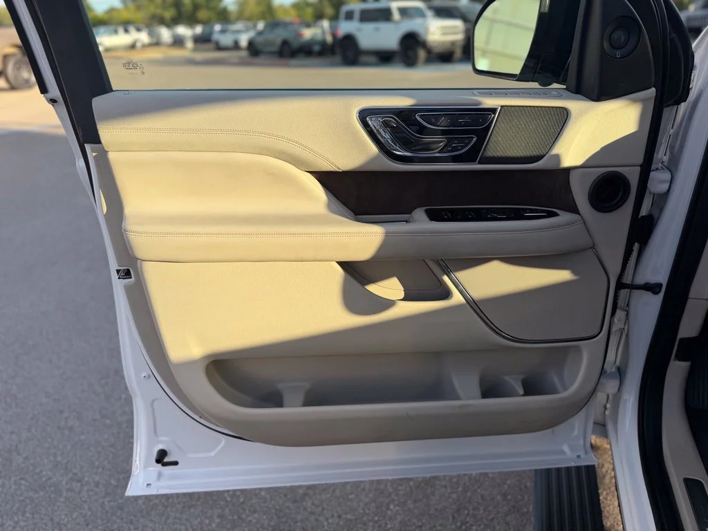 Used 2019 White Lincoln Reserve image 16