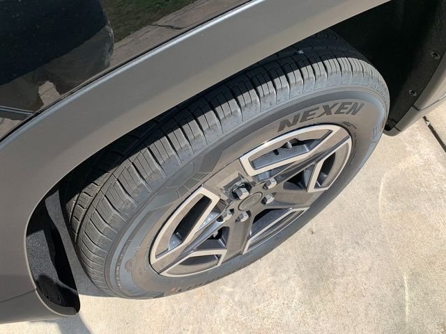 New 2026 Diamond Black Crystal Pearl-Coat Exterior Paint Jeep Laredo image 11