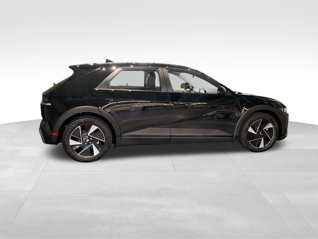 New 2026 Black Hyundai SEL image 3