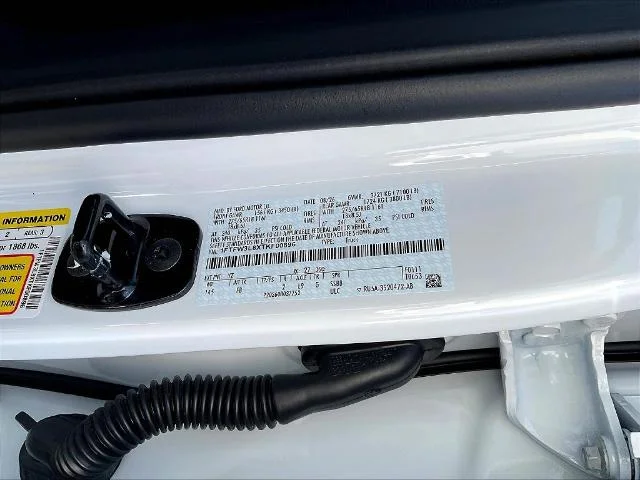 New 2026 Oxford White Ford XLT image 8