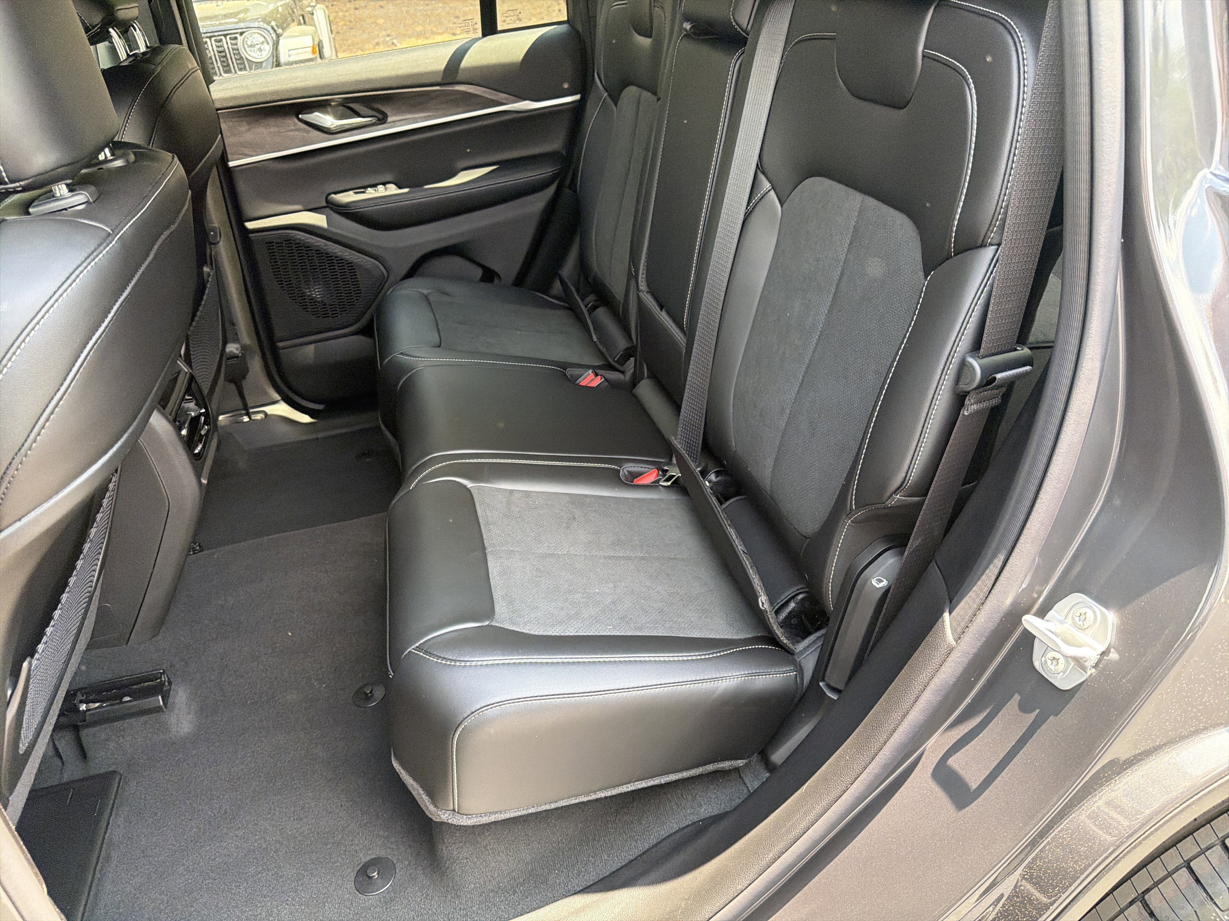 New 2026 Baltic Gray Metallic Clear-Coat Exterior Paint Jeep Altitude image 27
